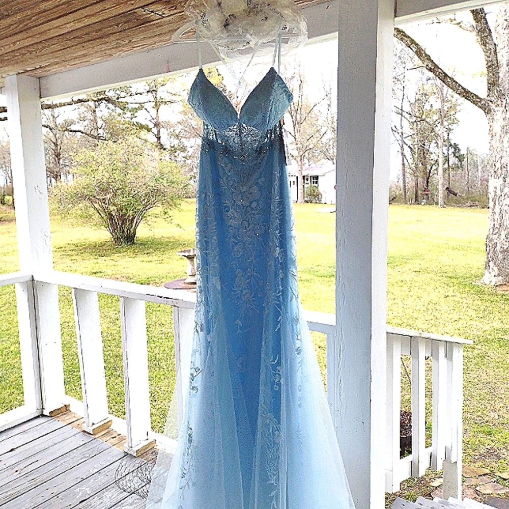 A gorgeous baby blue  NOX & ANABEL formal gown. Size 6 NWT!